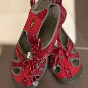 PRICE DROP & DISCOUNTED SHIPPING! KEEN walk/hike/swim shoes.  Rare fuschia color